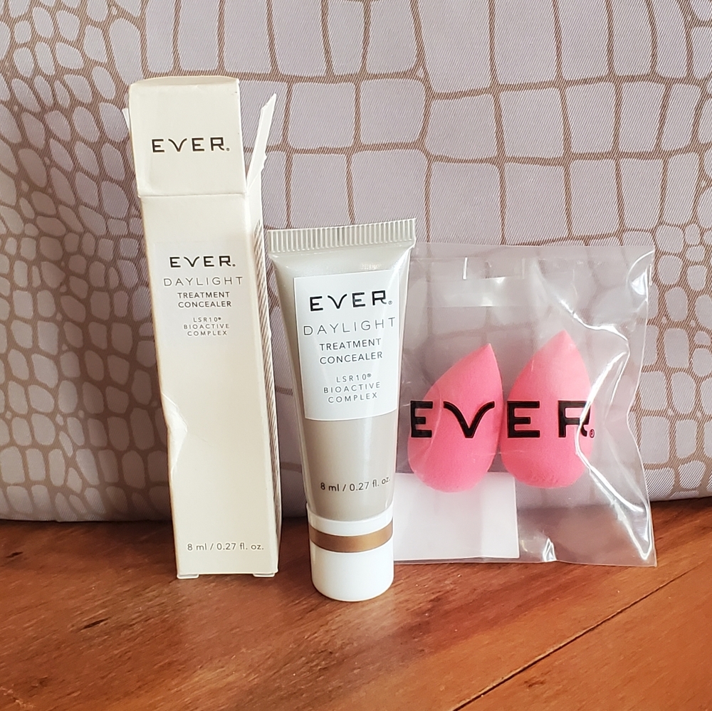 Treatment Concealer and Pack of 2 EVER Blender